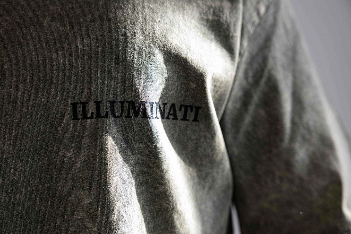 T-SHIRT SLAVATA vintage logo nero ILLUMINATI